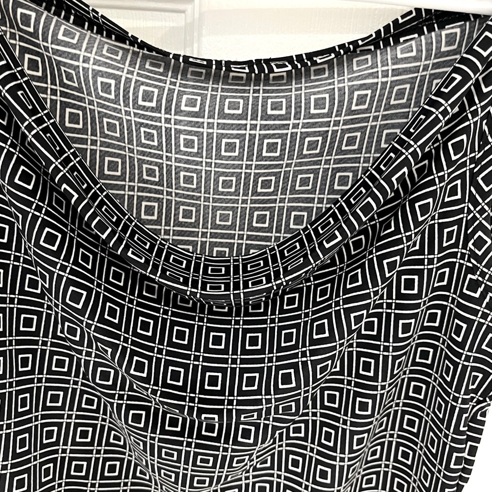 ♥️Sleeveless, thin straps Black & White Top
Pit to pit 18” size medium
Stretchy - Picture 4 of 4